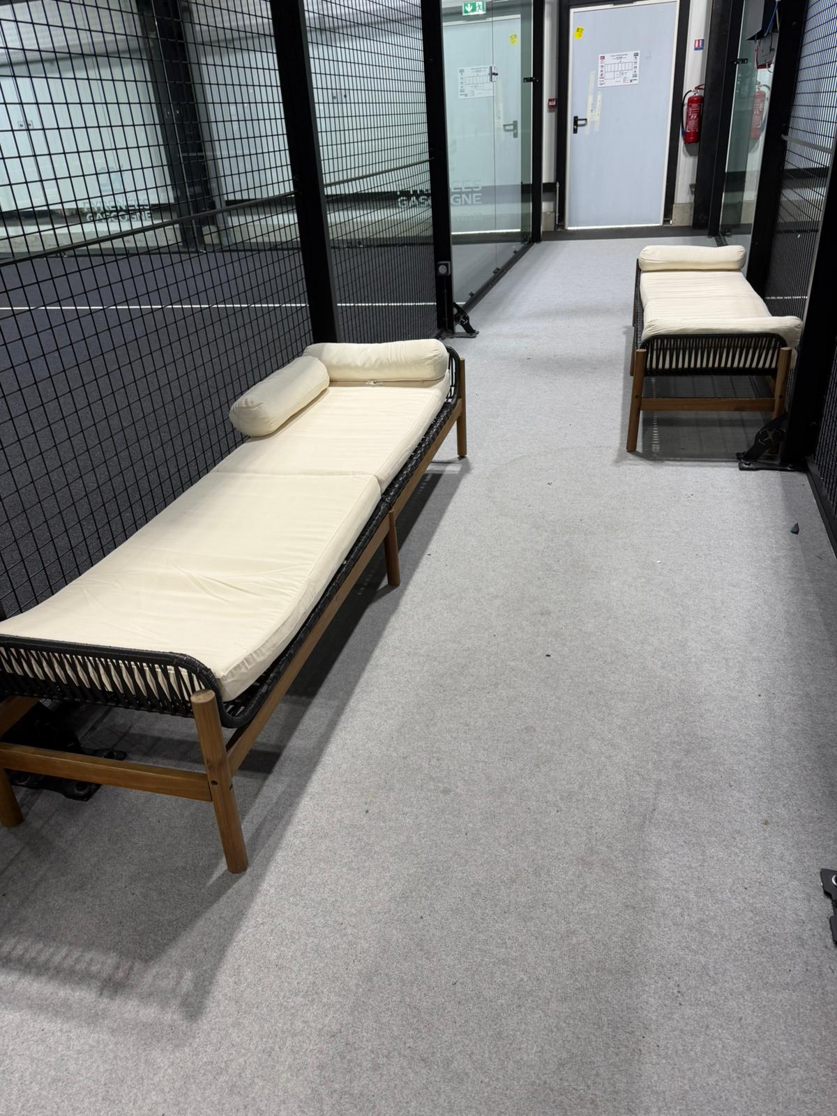 Padel Ground Tarbes — courtside daybeds